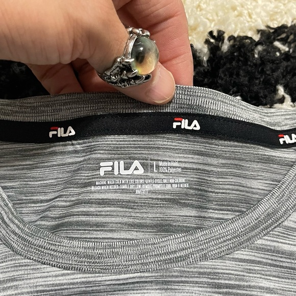 NWT Men’s Size Large Fila Short Sleeve Quick Dry Logo Print Tee In Rainfall Grey - Picture 7 of 9